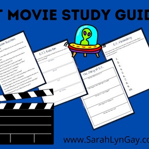 Könnte beinhalten: Ein druckbarer E.T.-Filmstudienleitfaden mit einer schwarz-weißen Filmklappe, einem Comic-Raumschiff mit einem grünen Außerirdischen und drei Arbeitsblättern mit Diskussionsfragen, Vokabeln und einem Story-Outline. Die Arbeitsblätter haben einen blauen und schwarzen Sternenhimmel als Hintergrund.