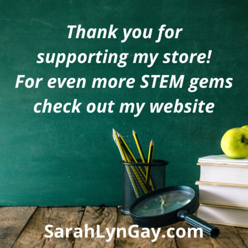 K&ouml;nnte beinhalten: Eine gr&uuml;ne Tafel mit dem Text "Thank you for supporting my store! For even more STEM gems check out my website SarahLynGay.com". Es befinden sich Bleistifte in einem schwarzen Drahtkorb, eine Lupe und ein Stapel B&uuml;cher mit einem gr&uuml;nen Apfel darauf.