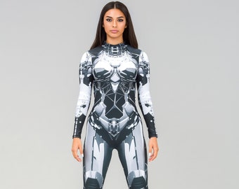 Könnte beinhalten: Ein schwarzer und weißer, bedruckter Ganzkörperanzug mit futuristischem, robotischem Design. Der Anzug hat lange Ärmel und einen hohen Kragen.