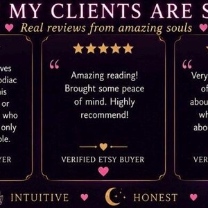 Puede incluir: Un gr&aacute;fico de color p&uacute;rpura oscuro titulado WHAT MY CLIENTS ARE SAYING que muestra cinco rese&ntilde;as de cinco estrellas de compradores verificados de Etsy. El texto incluye testimonios sobre lecturas, signos del zodiaco y consuelo, con corazones rosas.