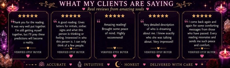 Puede incluir: Un gr&aacute;fico de color p&uacute;rpura oscuro titulado WHAT MY CLIENTS ARE SAYING que muestra cinco rese&ntilde;as de cinco estrellas de compradores verificados de Etsy. El texto incluye testimonios sobre lecturas, signos del zodiaco y consuelo, con corazones rosas.