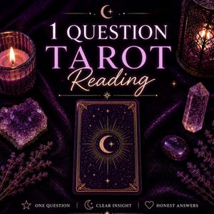 Puede incluir: Una carta de tarot con el reverso de color morado oscuro y un diseño de luna creciente y estrellas doradas. Está rodeada por una vela encendida, un racimo de amatista, un cuarzo transparente, un farol y ramas de lavanda. Texto: 1 QUESTION TAROT Reading.