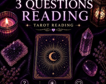 Può includere: Un servizio di lettura dei tarocchi intitolato 3 QUESTIONS READING, su sfondo viola scuro con una carta dei tarocchi centrale, una candela accesa, un grappolo di ametista, una punta di cristallo, una pietra levigata e una lanterna dorata.