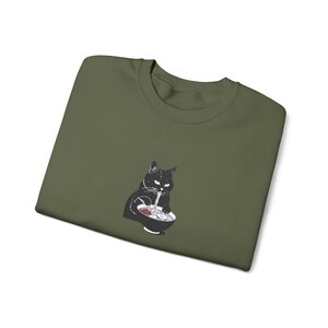 Sweat brodé ras du cou, cadeau pour amateur de nourriture, pull chat noir, pull de ramen mangeur de chat, cadeau pour amoureux des chats, pull douillet, animal rigolo