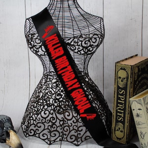 Écharpe de fan slasher d'horreur, ceinture de coven d'anniversaire, ceinture de reine de cri d'anniversaire, ceinture de partie gothique, ceinture personnalisée de goth