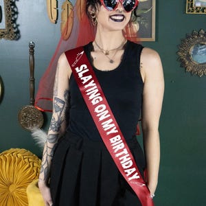 Tuant sur ma ceinture de fan Slasher d'anniversaire, ceinture de l'assemblée d'anniversaire, ceinture d'anniversaire Scream Queen, ceinture de fête gothique, ceinture personnalisée gothique