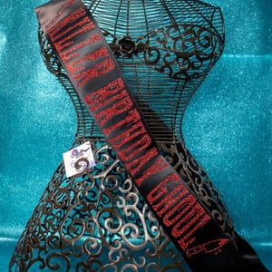 Écharpe de fan slasher d'horreur, ceinture de coven d'anniversaire, ceinture de reine de cri d'anniversaire, ceinture de partie gothique, ceinture personnalisée de goth