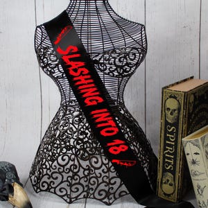 Écharpe de fan slasher horreur, écharpe d'anniversaire nuit d'horreur, écharpe de cri reine d'anniversaire, ceinture de fête gothique, ceinture personnalisée gothique, 18e anniversaire