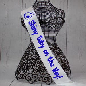 Ah? Bebê brilhante a caminho! Faixa para futura mamãe Pokébola, Ah? Decoração nerd para chá de bebê, Faixa para festa de anúncio de gênero de maternidade