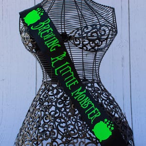 Faja gótica "Breaking A Little Monster", faja emo para futura mamá, faja alternativa personalizada, faja gótica para baby shower, Baby Brewing