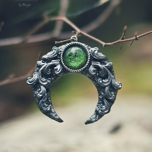 Grüne Hexe Halskette | Handmade Moon Anhänger | Himmlischer Schmuck | Wald Charm | Fairycore Ästhetik | Halbmond aus Polymer Clay