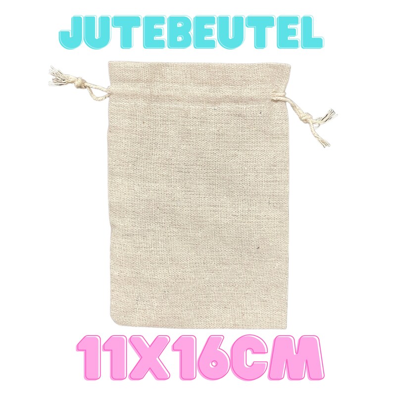 Op de afbeelding: Een kleine, natuurlijke jute zak met een trekkoord. De zak is 11x16 cm groot en gemaakt van natuurlijke jute stof met een natuurlijk katoenen trekkoord.