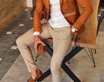 Pomarańczowy garnitur w kolorze rdzy: beżowe spodnie, strój pana młodego, szyty na miarę, designerski strój ślubny