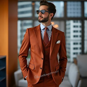 Traje de tres piezas color óxido para hombre: traje de padrino de boda a medida. Traje formal Terry Reyon de corte entallado para hombre.