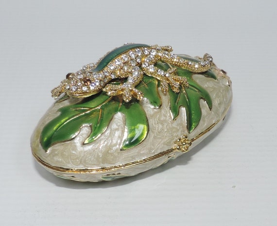 Oval Trinket Box with Gecko Lying on a Leaf