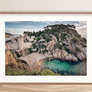Arte mural costero, impresión idílica mediterránea de Tossa de Mar, en la Costa Brava, Cataluña, España - DESCARGA DIGITAL, IMPRIMIBLE