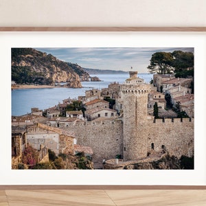 Arte mural costero de Tossa de Mar, impresión idílica mediterránea de la Costa Brava, Cataluña, España - DESCARGA DIGITAL imprimible