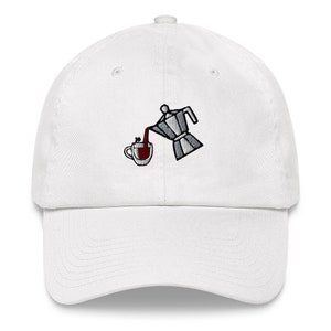 Könnte beinhalten: Weiße Baseballkappe mit einem gestickten Design einer Kaffeekanne, die Kaffee in eine Tasse gießt.