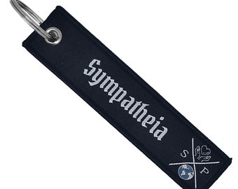 Sympatheia - Doppelseitig bestickter Stoff-Schlüsselanhänger mit stoischer Phrase Sympatheia 13x3cm - Stoischer Schlüsselanhänger-Marcus Aurelius-Stoische Philosophie