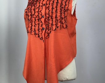 Exclusiva blusa vintage de los años 80 de Maick Harold Paris con volantes delanteros y lazo en la cintura.