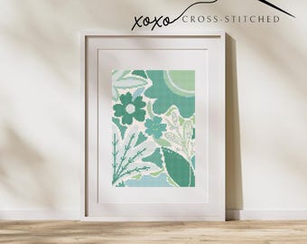 Könnte beinhalten: Ein gerahmtes Kreuzstichmuster mit weißem Hintergrund und grünen und blauen Blumenmotiven. Der Text "xoxo cross-stitched" befindet sich oben am Rahmen.