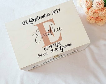 Könnte beinhalten: Weiße Holz-Erinnerungskiste mit goldenem Verschluss. Die Kiste ist mit schwarzem Text verziert, der "02 September 2021", "Emilia", "03:19 Uhr", "54 cm", "3540 Gramm" lautet.