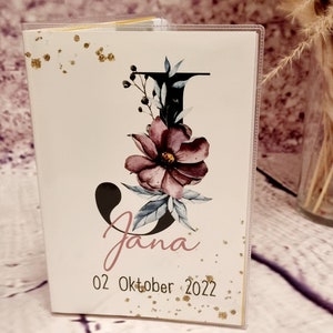 U-Heft Hülle mit Namen und Buchstaben in Schwarz Lila 1 personalisiert auch als Mutterpass erhältlich und Geburtsposter A4