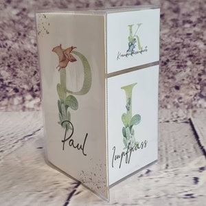 U-Heft Hülle mit Namen und Buchstaben mit Dinosaurier personalisiert auch als Mutterpass erhältlich und Geburtsposter A4