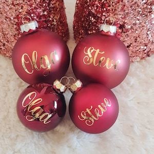 Weihnachtskugel aus Echtglas personalisiert mit Namen inklusive schöner Geschenkverpackung 8cm