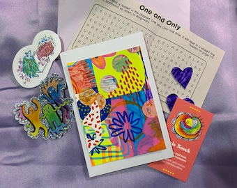 Op de afbeelding: Een rechthoekige wenskaart met een abstract schilderij in neongeel, roze en blauwe vormen. Inbegrepen zijn twee gestanste stickers, een woordzoeker met de titel One and Only, twee paarse hartjes en een roze visitekaartje.