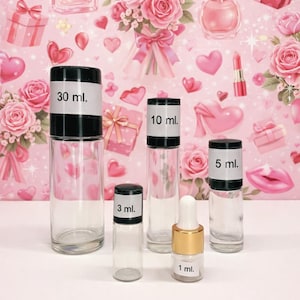 Könnte beinhalten: Klare Glas-Parfümflaschen mit schwarzen Deckeln, beschriftet mit 30 ml, 10 ml, 5 ml, 3 ml und 1 ml. Der Hintergrund zeigt ein rosa Blumenmuster mit Herzen und Rosen. Eine goldfarbene Flasche ist ebenfalls vorhanden.