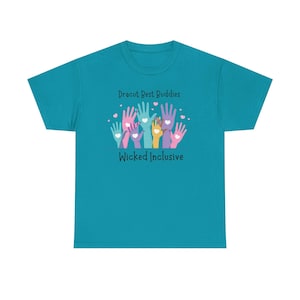 Puede incluir: Camiseta de color turquesa con el texto "Dracut Best Buddies" y "Wicked Inclusive". La camiseta presenta un gráfico de manos coloridas con corazones. Las manos son en tonos de azul, morado, amarillo y rosa.