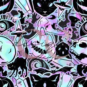 Könnte beinhalten: Ein nahtloses Muster mit verschiedenen Halloween-Motiven, darunter Kürbisse, Katzen, Fledermäuse, Schädel und eine Hexe. Die Illustrationen sind in Schwarzweiß gehalten und auf einem holografischen Hintergrund mit schillernden blauen und violetten Farbtönen angeordnet.