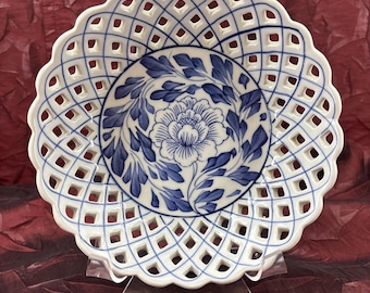 Bol de porcelana vintage azul y blanco con diseño de loto festoneado y celosía, fabricado en Tailandia.
