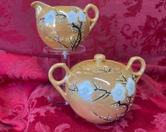 Conjunto de lustre de pêssego japonês iridescente pintado à mão com flores de cerejeira brancas e conjunto de açucareiro feito na década de 1950