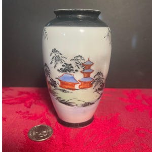 Vintage japanische handgemalte Porzellanvase Pagode und Brücke und Berge