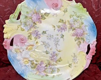 Plato de porcelana RS Prussia Harvest con intrincados recortes y remolinos pintados a mano.