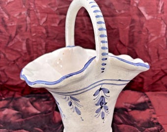 Jarrón cesta de cerámica Deruta pintado a mano, firmado por S Berna, numerado 1042/20, Italia.