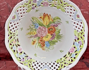 Bol Schumann Arzberg Bavaria Alemania con borde calado, pintado a mano y firmado por Olga.