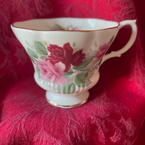 Royal Albert Bone China Teacup Made in England Un-named pattern Made from 1970&#39;s to 1980&#39;s