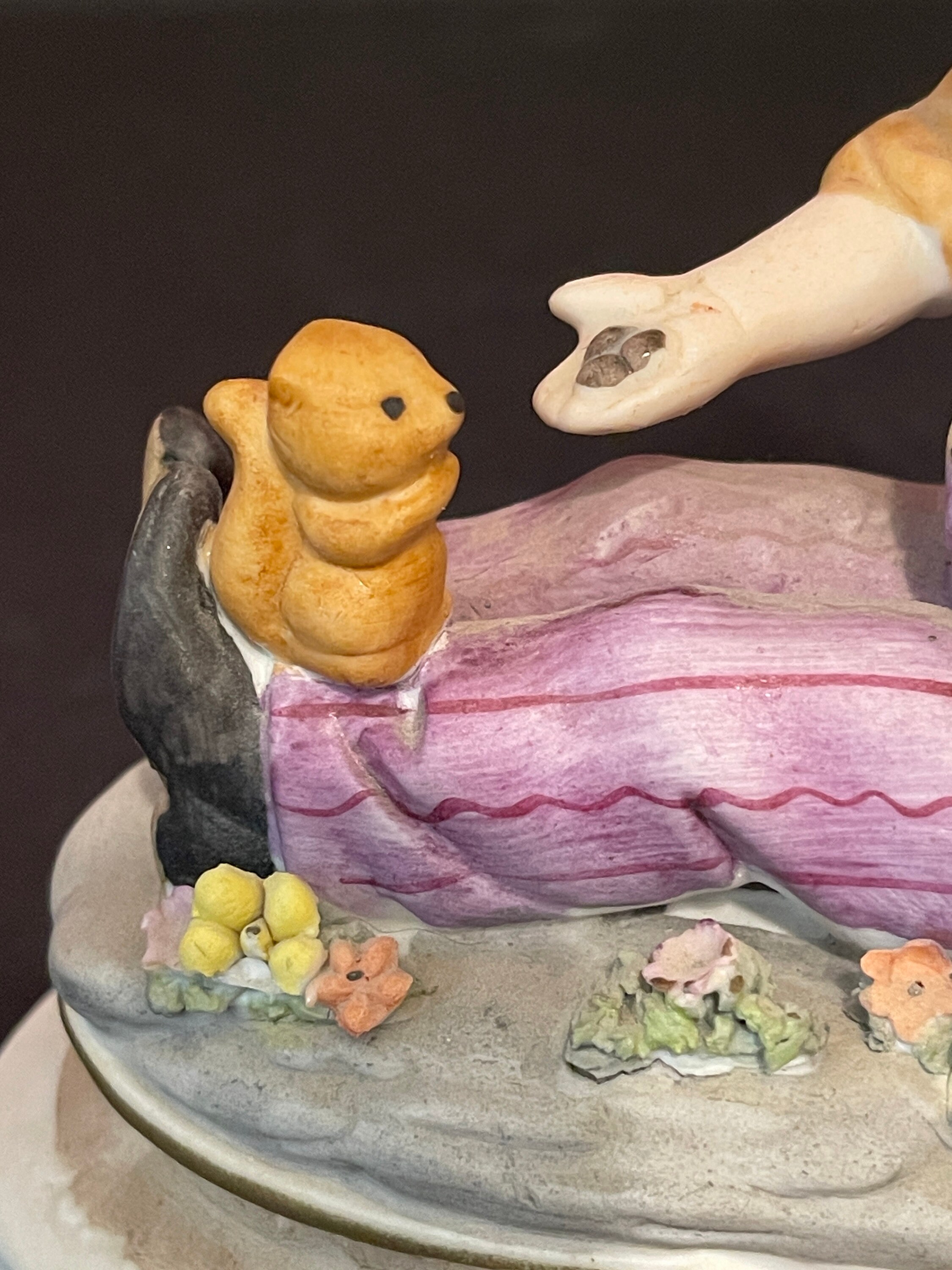 ヴィンテージ ナプコウェア 磁器 置物 花に囲まれたリスに餌をやる少年