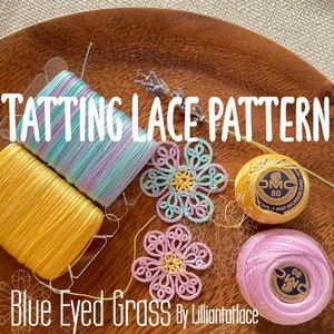 Może przedstawiać: Zbliżenie na drewnianą powierzchnię z dwoma szpulami żółtej i niebieskiej nici, dwoma kwiatami z koronki tattingowej i dwoma szpulami różowej i żółtej nici. Widoczny jest tekst "TATTING LACE PATTERN" i "Blue Eyed Grass By Lillanturface".