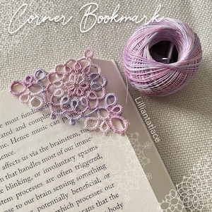 Pu&ograve; includere: Un delicato segnalibro d'angolo fatto a mano con filo bianco e rosa. Il segnalibro ha la forma di un triangolo con pizzi intricati. Il segnalibro &egrave; su un libro con il testo "Corner Bookmark" e "Lilliantatlace" visibile.