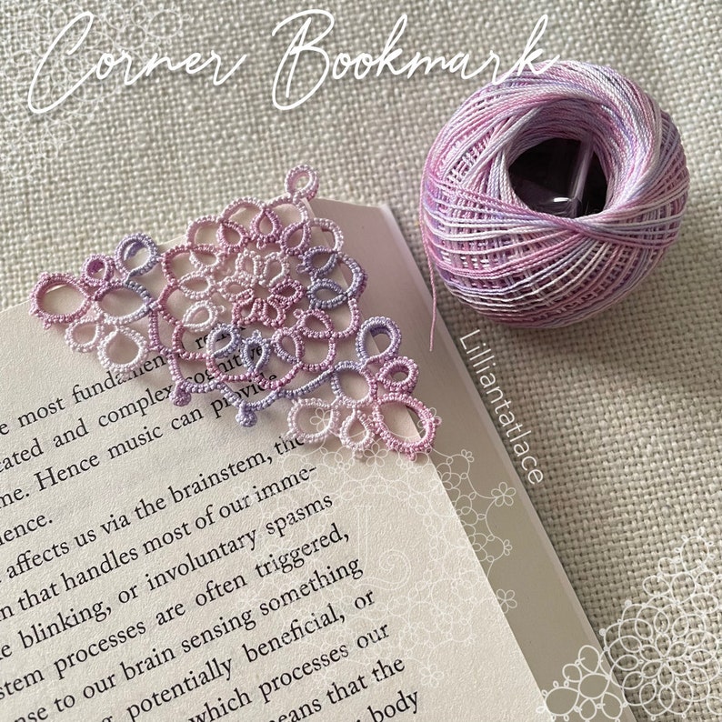 Pu&ograve; includere: Un delicato segnalibro d'angolo fatto a mano con filo bianco e rosa. Il segnalibro ha la forma di un triangolo con pizzi intricati. Il segnalibro &egrave; su un libro con il testo "Corner Bookmark" e "Lilliantatlace" visibile.