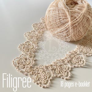 Op de afbeelding: Close-up van een beige filigraan kanten rand met een bol bijpassend garen. Het kant heeft een bloemenmotief. De tekst "Filigree" en "18 pages e-booklet" zijn zichtbaar.
