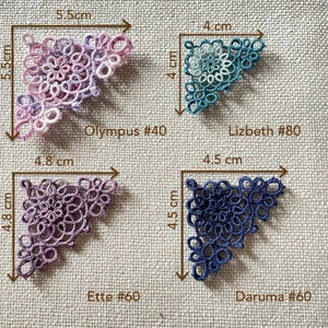 Pu&ograve; includere: Quattro diversi pizzi in diversi colori, tra cui viola, blu e verde. Ogni pizzo &egrave; di forma triangolare con disegni intricati e misura circa 4,5 cm per 4,5 cm. I pizzi sono etichettati con il loro marchio e la dimensione del filo: Olympus #40, Lizbeth #80, Ette #60 e Daruma #60.