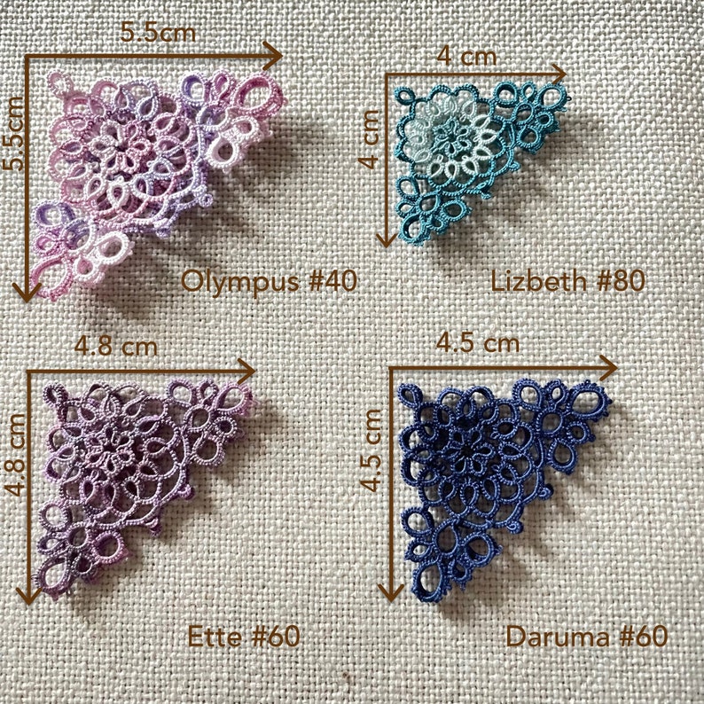 Pu&ograve; includere: Quattro diversi pizzi in diversi colori, tra cui viola, blu e verde. Ogni pizzo &egrave; di forma triangolare con disegni intricati e misura circa 4,5 cm per 4,5 cm. I pizzi sono etichettati con il loro marchio e la dimensione del filo: Olympus #40, Lizbeth #80, Ette #60 e Daruma #60.