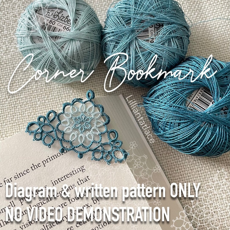 Pu&ograve; includere: Un segnalibro in pizzo blu-verde e bianco con un design ad angolo. Il segnalibro &egrave; su un libro con il testo "Diagram & written pattern ONLY NO VIDEO DEMONSTRATION".