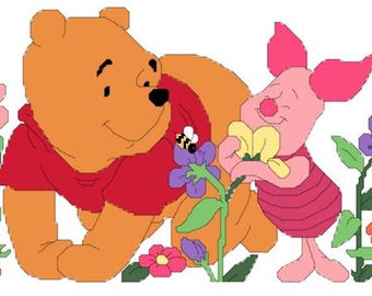 Puede incluir: Winnie de Pooh y Piglet están de pie en un campo de flores. Winnie de Pooh es marrón y lleva una camisa roja. Piglet es rosa y lleva un vestido de rayas rosa y blancas. Hay mariposas y mariquitas en el fondo.
