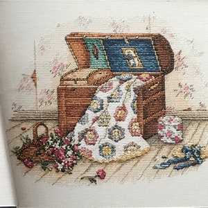 Heirloom Hope Chest van Paula Vaughan geteld kruissteekpatroon Thuis met Paula-serie pdf-kleurenkaart DMC quilt kofferbak bloemen boek 68